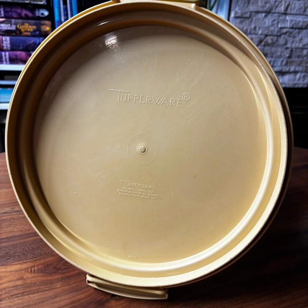 Tupperware vintage 3-piece cake carrier set: gold base, sheer lid & handle - Picture 3 of 7